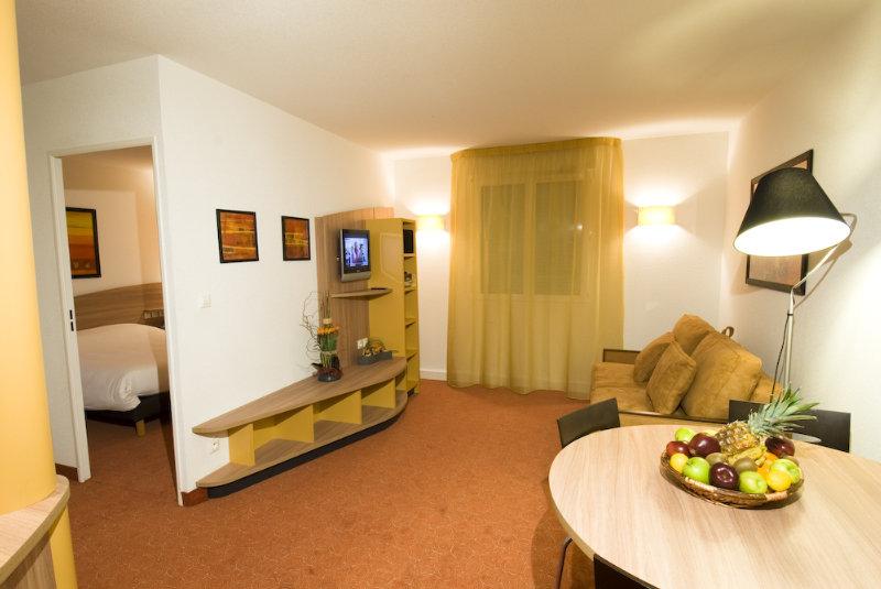 Suite-Home Orleans-Saran Exteriör bild