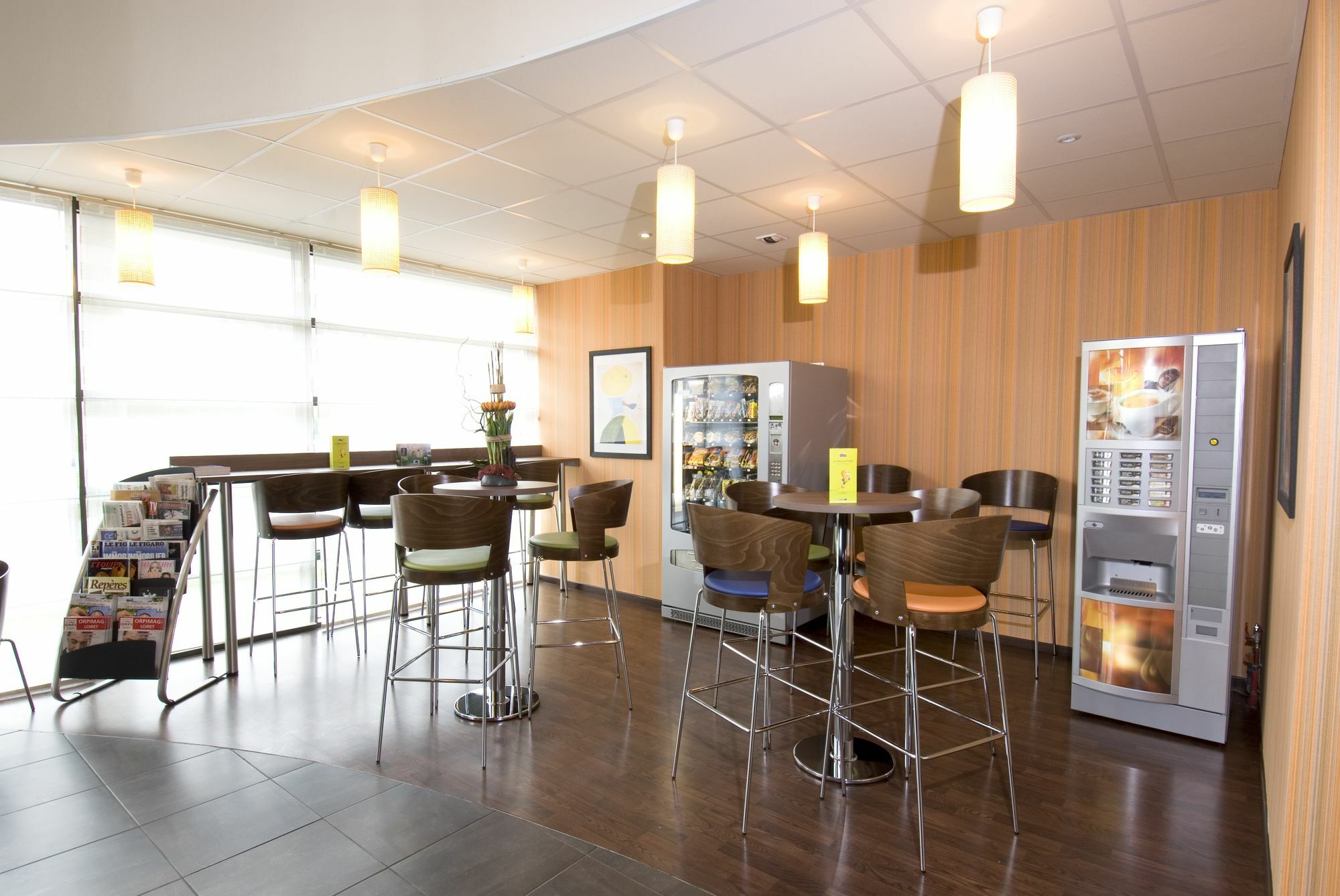 Suite-Home Orleans-Saran Restaurang bild